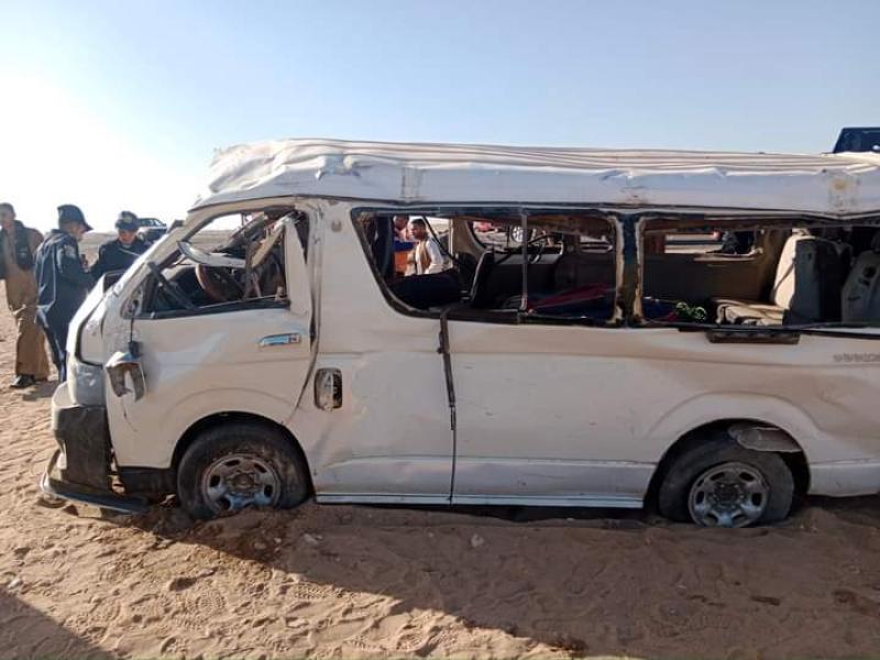 مصرع شخصين وإصابة 14 آخرين في حادث على الطريق الصحراوي الشرقي