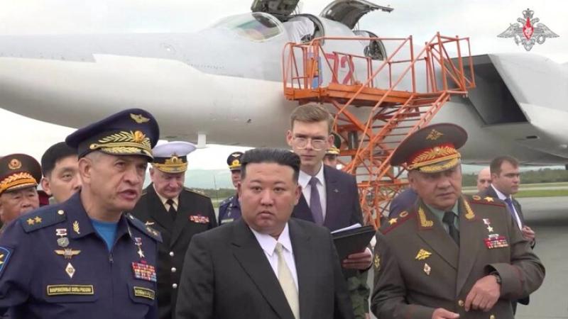 زعيم كوريا الشمالية يتفقد الطائرات الحربية الروسية