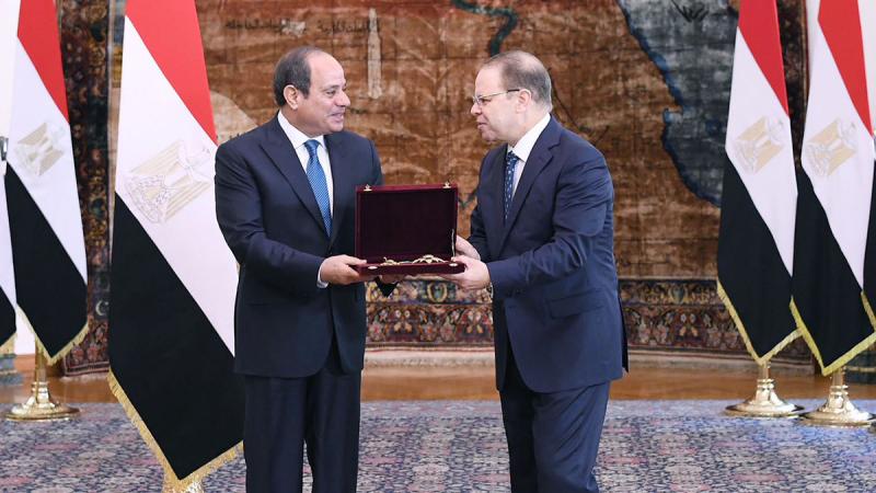 الرئيس السيسي يمنح وسام الجمهورية من الطبقة الأولى للمستشار حمادة الصاوي