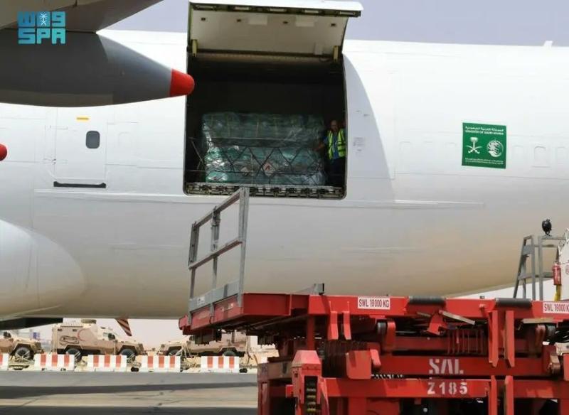 محملة بـ 90 طنًا.. السعودية ترسل رابع طائرة مساعدات إلى ليبيا