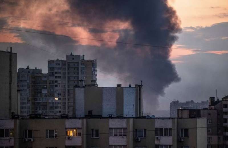 دخان متصاعد من أحد المباني نتيجة الصوارخ الروسية