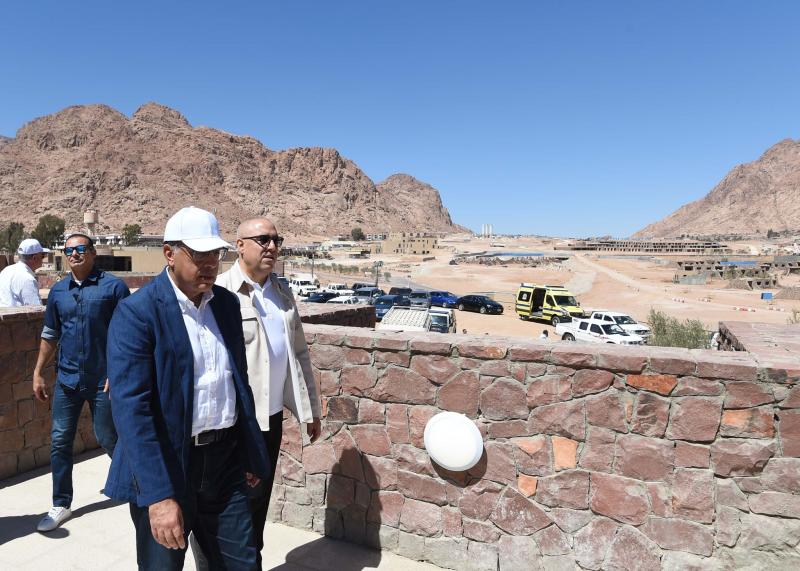 رئيس الوزراء يتفقد إنشاءات منتجع سياحي جبلي بسانت كاترين