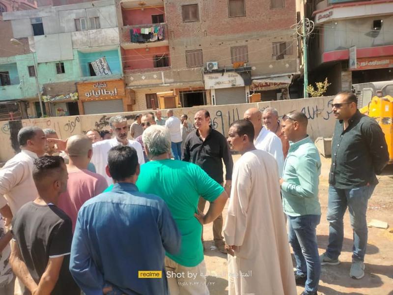 رئيس حي الهرم يستمع لشكاوي المواطنين بالشارع