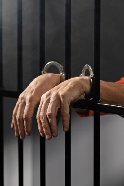 السجن المشدد 10 سنوات لعاطل بتهمة الإتجار بالمواد المخدرة وحيازة سلاح ناري بأسيوط