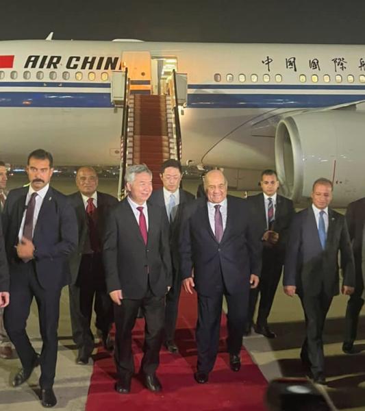 رئيس مجلس الشيوخ يستقبل وفدا من الحزب الشيوعي الصيني بمطار القاهرة