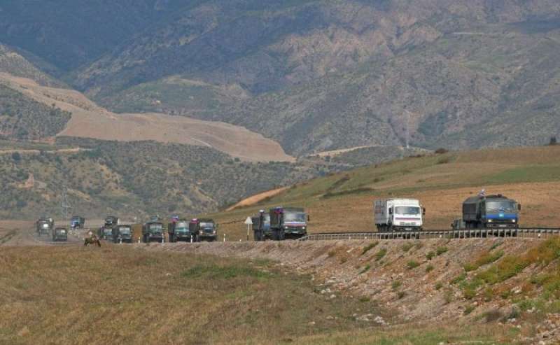 قوات حفظ السلام الروسية ترافق العائلات المشردة من كاراباخ إلى أرمينيا