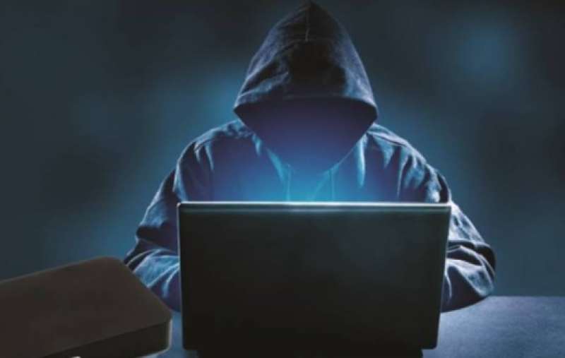 استدراج المراهقات عبر الإنترنت.. كيف تتجنب الوقوع في فخ القرصنة الإلكترونية؟