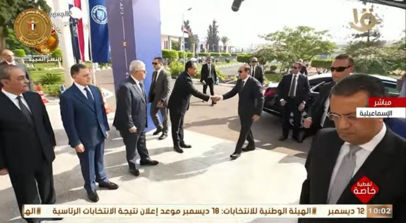 الرئيس السيسي يجتمع بأعضاء المجلس الأعلى للجامعات فور وصوله جامعة قناة السويس
