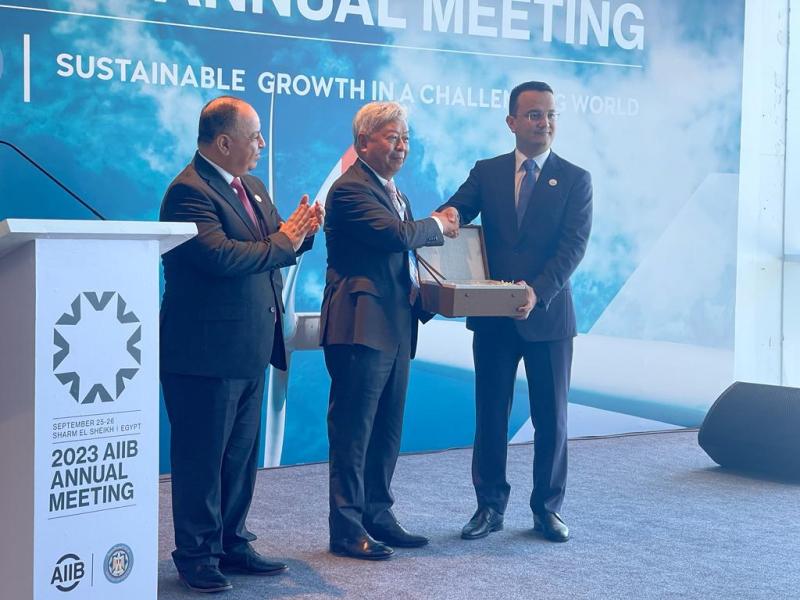مصر تسلّم رئاسة مجلس محافظي البنك الآسيوي للاستثمار إلى أوزبكستان