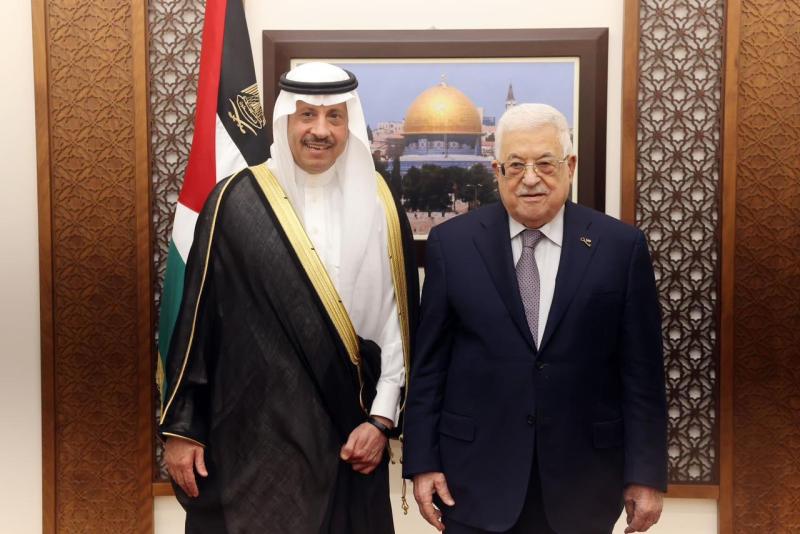 سفير فلسطين مع الرئيس محمود عباس