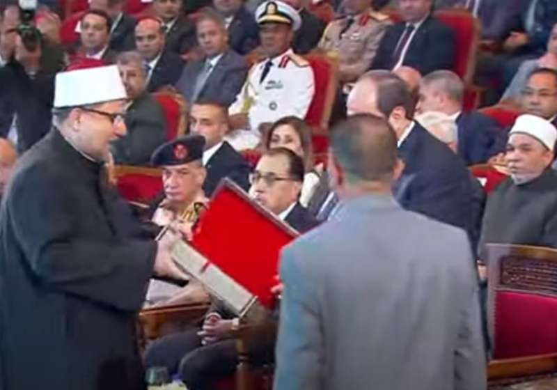 وزير الأوقاف يسلم الرئيس السيسي هدية الوزارة خلال الاحتفال بالمولد النبوي الشريف
