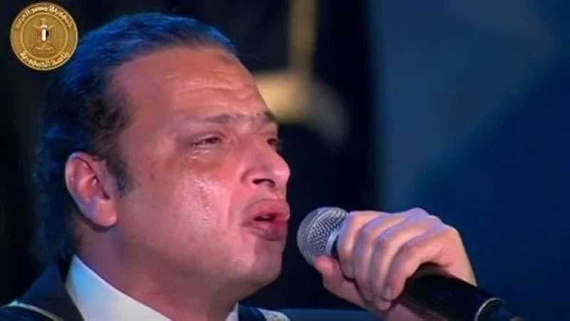 بكاء وائل الفشني تأثرا بإنشاده أمام السيسي باحتفالية المولد النبوي
