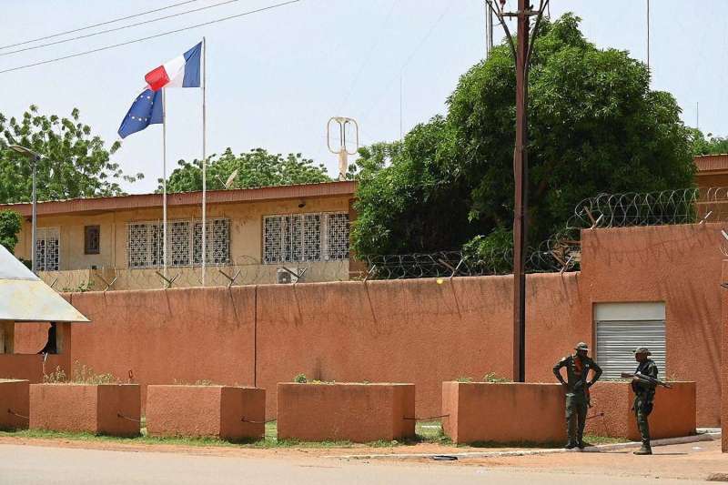 بعد قرار طرده.. السفير الفرنسي يغادر النيجر