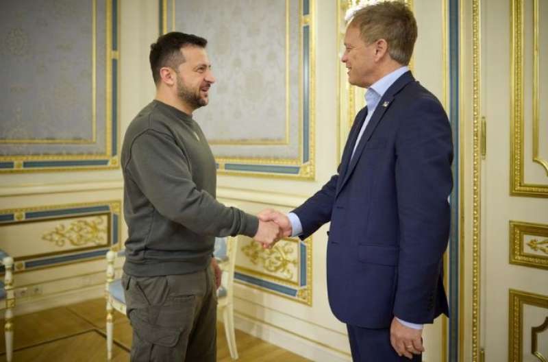 وزير الدفاع البريطاني يلتقي زيلينسكي في أول زيارة له إلى كييف