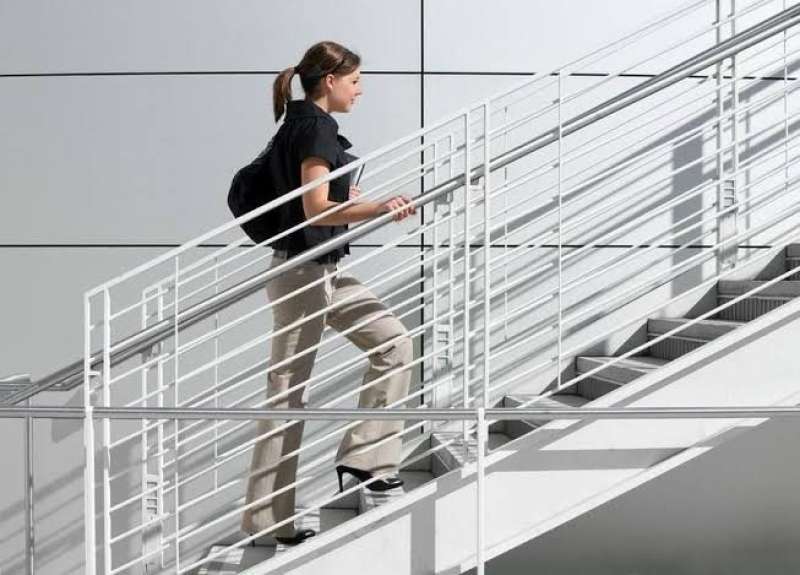 5 فوائد صحية لممارسة رياضة صعود السلالم المنزلية