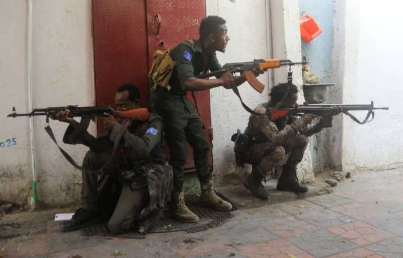 قوات الأمن الصومالية تتمركز بالقرب من مكتب رئيس بلدية مقديشو.