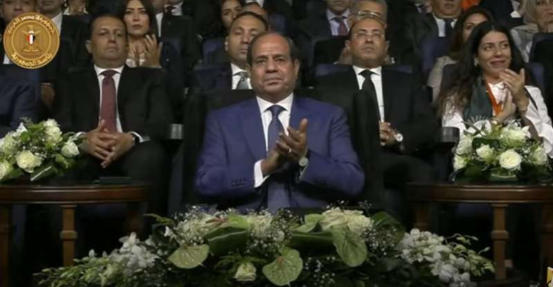 الرئيس السيسي يشاهد فيلم تسجيلي عن عظمة المصريين خلال ثورة 30 يونيو