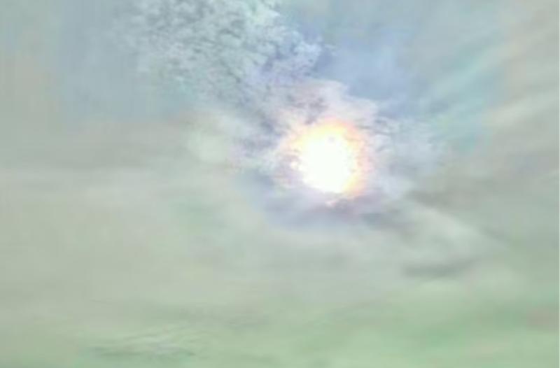 رئيس المعهد الفلكي يكشف سبب ظهور الشمس زرقاء في سماء بريطانيا.. «فيديو»