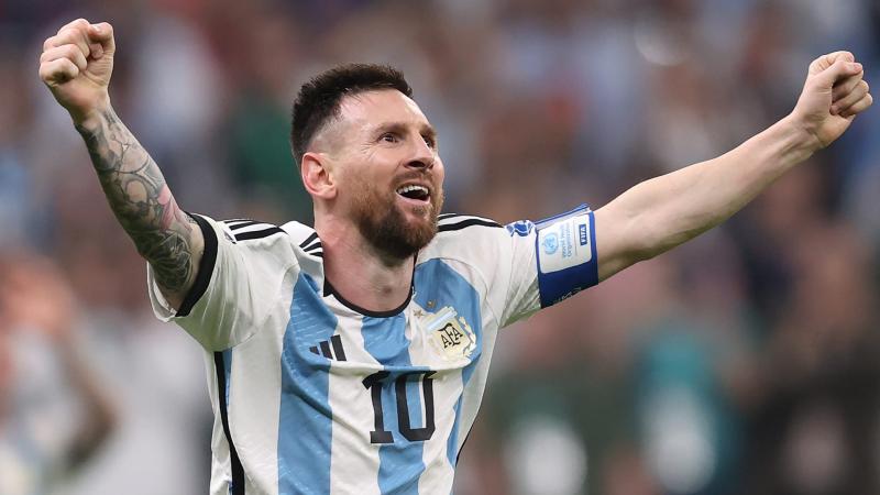 ميسي يعتذر لحكم مباراة الأرجنتين وهولندا في كأس العالم 2022