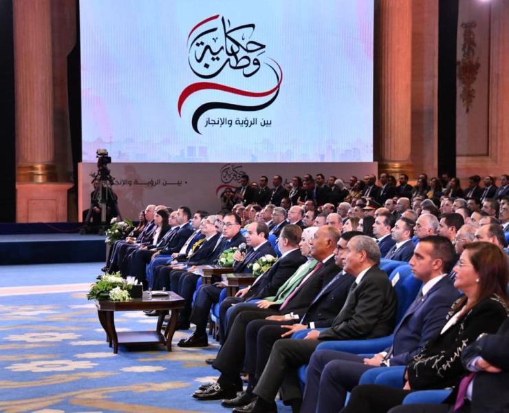 الرئيس يشاهد عرضا تسجيليا لتهديدات واجهتها مصر خلال العقد الأخير
