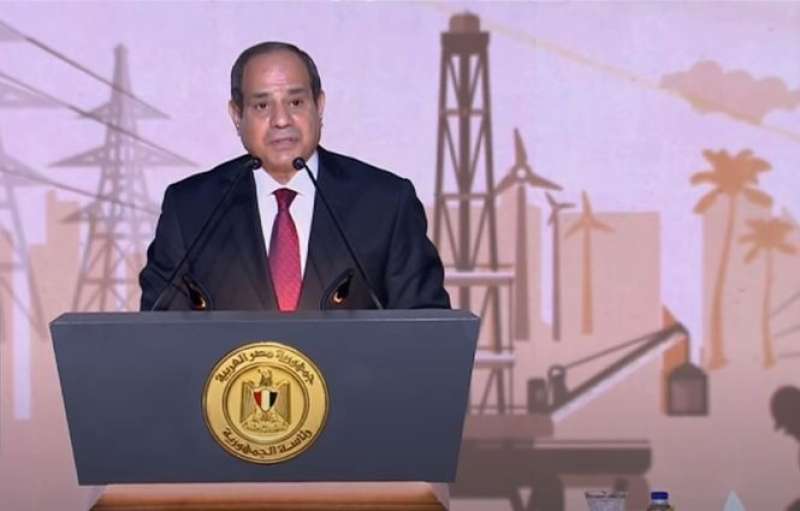 الرئيس السيسي يطالب الحضور بالوقوف تقديرًا لتضحيات شهداء مصر