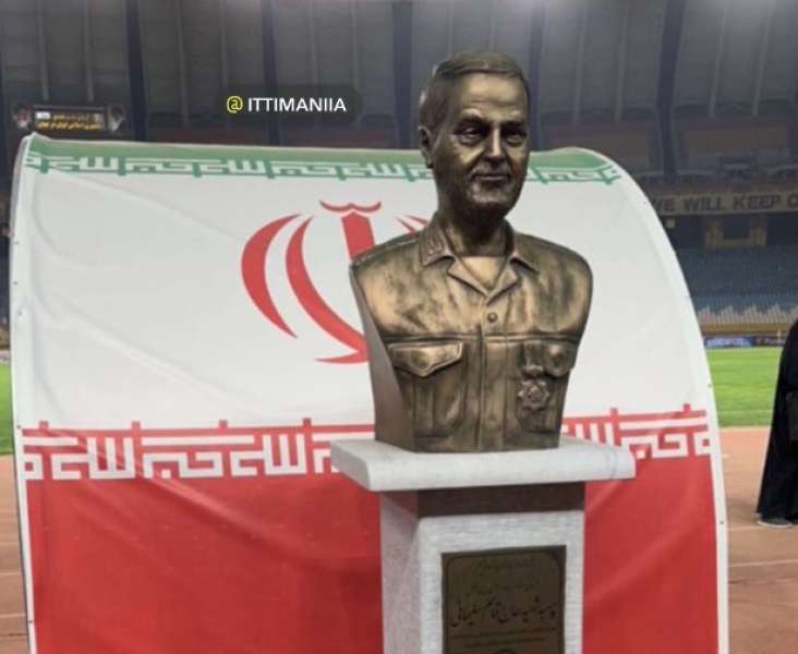 تمثال قاسم سليماني في ملعب المبارة 