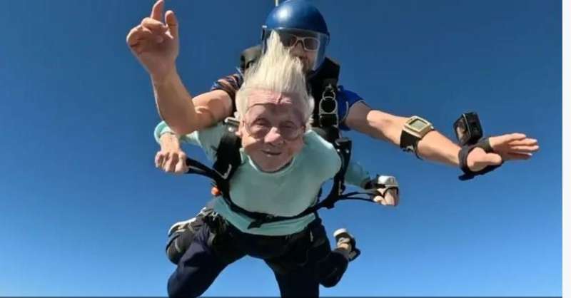 بطريقة جنونية.. امرأة بعمر 104 عاما تمارس القفز بالمظلات.. «فيديو»