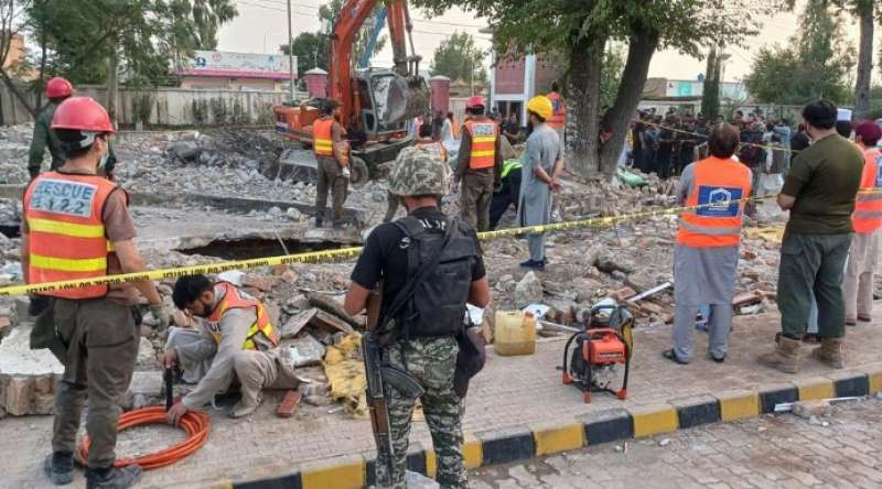 عمال الإنقاذ يزيلون الأنقاض من مسجد متضرر بعد تفجير انتحاري في باكستان