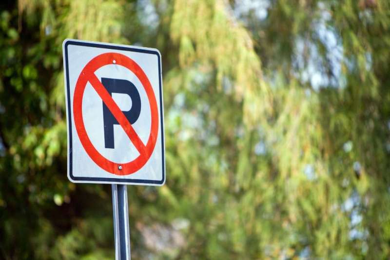 قانون المرور يحدد 10 حالات محظور فيها الانتظار بسيارتك