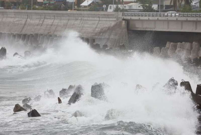إلغاء الرحلات الجوية وتعليق العمل مع توجه إعصار كوينو نحو تايوان