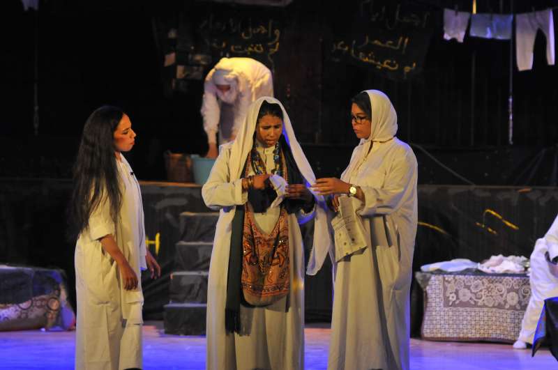 فرقة المنوفية تقدم العرض المسرحي «سجن النسا» بقصر ثقافة روض الفرج