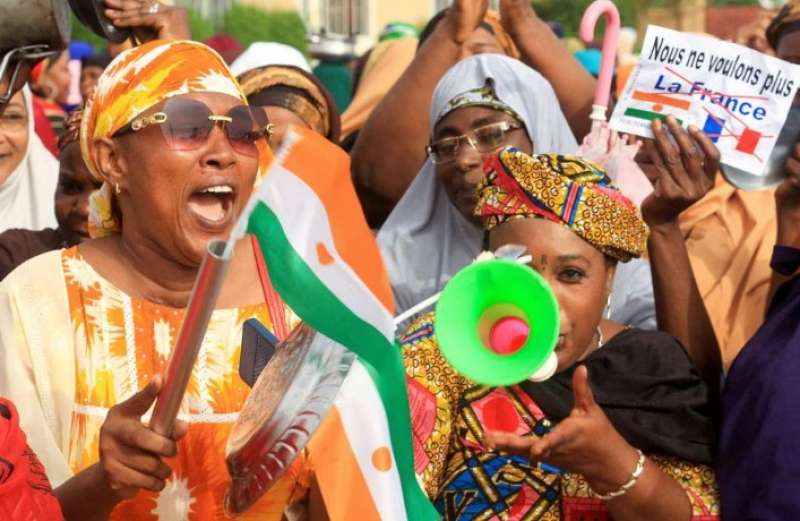 نساء نيجيريات يتظاهرن أمام مقر الجيش الفرنسي