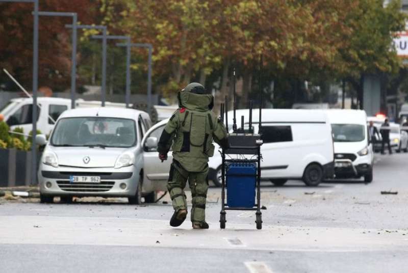 خبير إبطال مفعول القنابل يعمل في مكان الحادث بعد هجوم بالقنابل في أنقرة