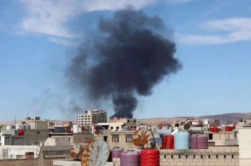  الدخان يتصاعد من مدينة القامشلي شمال شرقي سوريا التي يسيطر عليها الأكراد