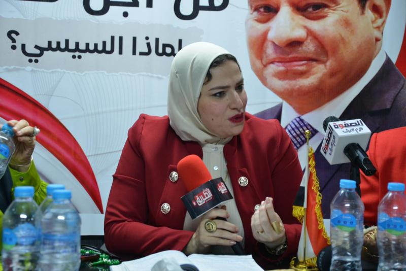 في جلسة حوارية.. رحاب غزالة تتحدث عن تمكين المرأة في عهد الرئيس السيسي.. صور