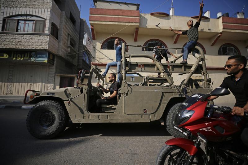 الاحتلال في حالة صدمة..  نقل 52 إسرائيليا ودبابة وسيارات إسعاف إلى غزة