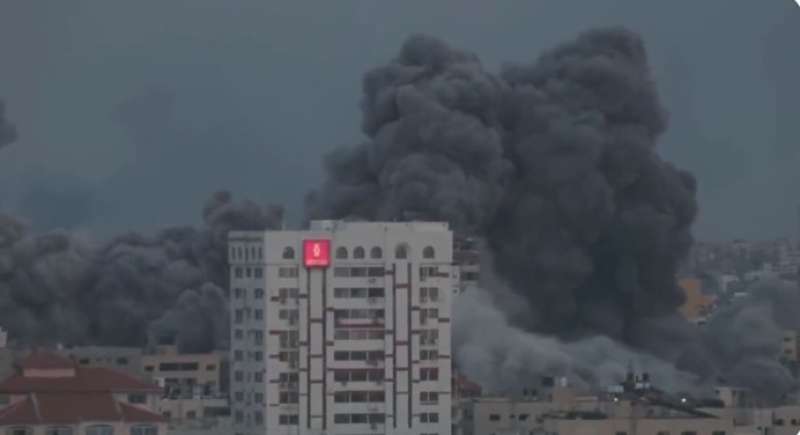 عاجل| انهيار برج فلسطين في غزة بالكامل جراء قصف إسرائيلي «فيديو»