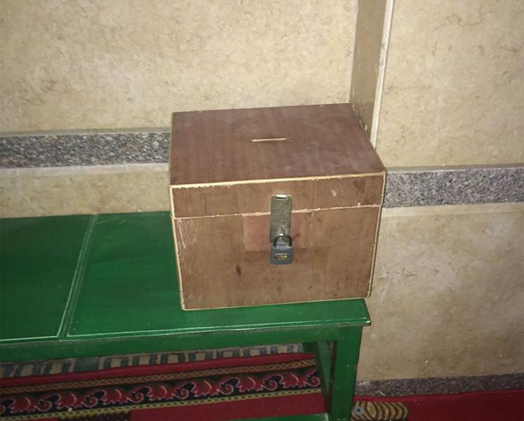 حبس وإبعاد امرأة سرقت 20 درهما من صندوق تبرعات مسجد بدبي