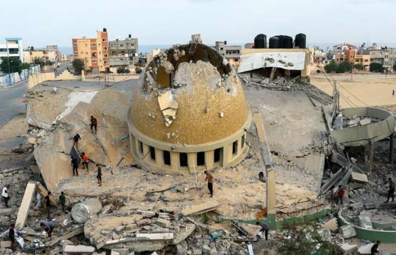 مسجدًا دمرته الغارات الإسرائيلية في خان يونس
