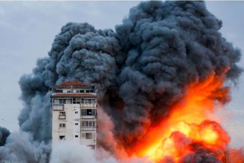  قصفت قوات الاحتلال الإسرائيلي برجاً شاهقاً في مدينة غزة