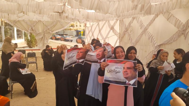 حملة مواطن تحشد أعضائها أمام الشهر العقاري لتحرير توكيلات تأييدا لـ