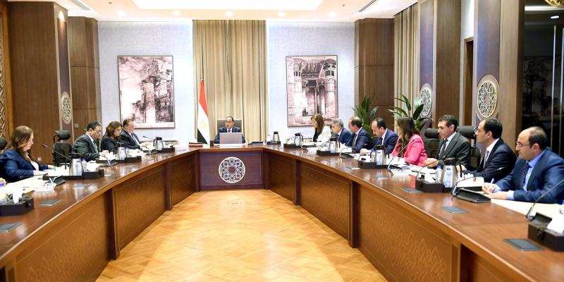 الحكومة والبنك المركزي يبحثان تيسيرات ومحفزات جديدة للمصريين بالخارج