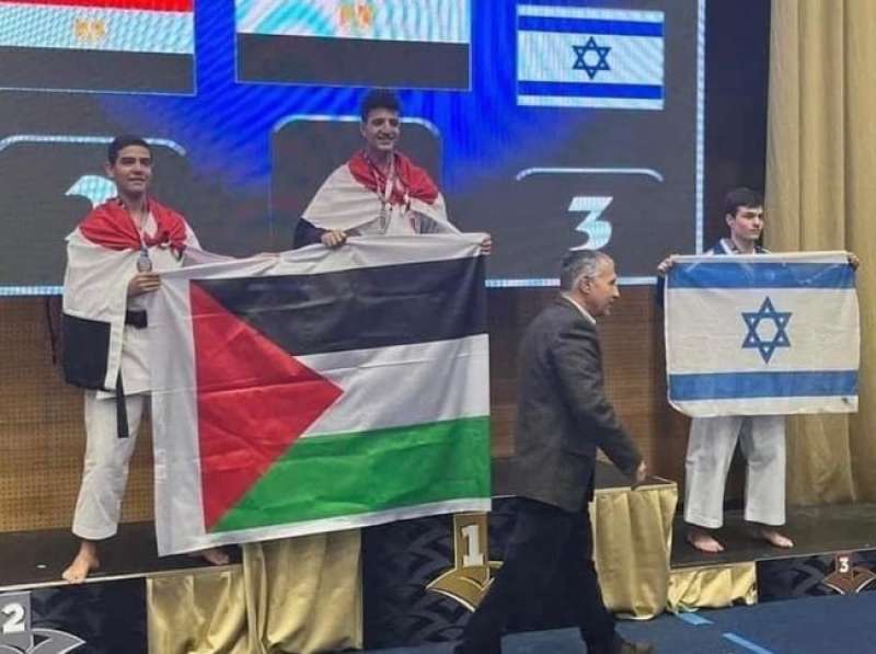لاعبان مصريان يرفعان علم فلسطين