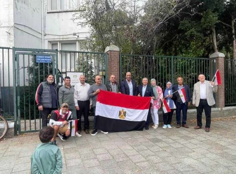 صور.. الجالية المصرية بهولندا تواصل توثيق توكيلات للسيد الرئيس