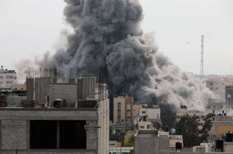 دخان يتصاعد بعد الغارات الإسرائيلية على غزة
