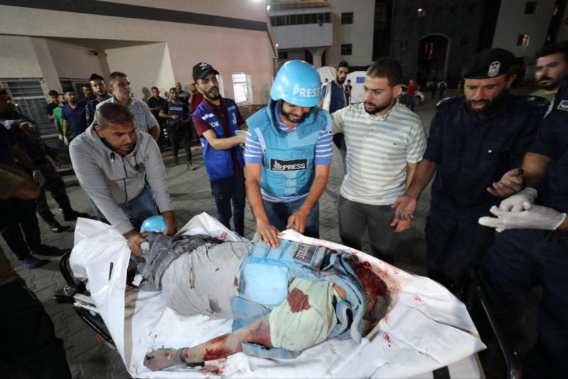 عاجل| استشهاد صحفيين وإصابة ثالث في قصف للاحتلال على غزة