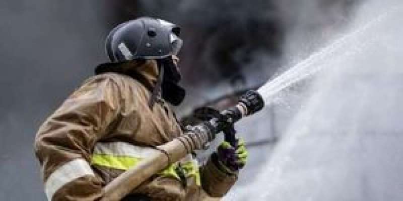 محاولات سيطرة الحماية المدنية بعد اندلاع حريق بمحيط سينما ميامي في طلعت حرب
