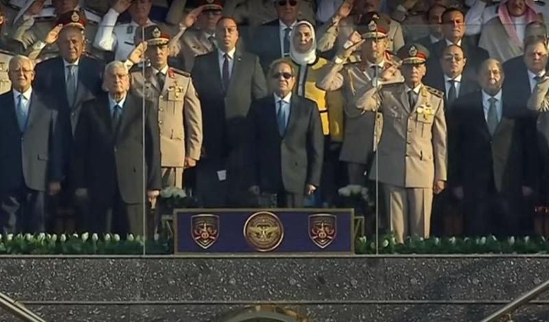 الرئيس يستعرض حرس الشرف في حفل تخرج دفعة جديدة من الأكاديمية العسكرية