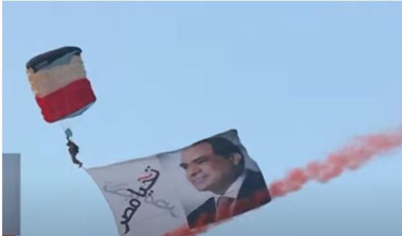 عرض مبهر لقوات المظلات حاملين أعلام مصر وصورة الرئيس السيسي