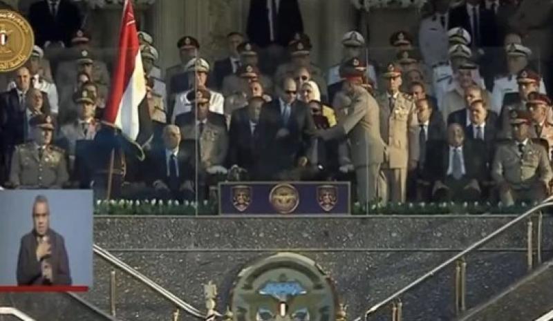 في الذكرى الـ 50 لحرب أكتوبر.. الرئيس السيسي يقف تحية لشهداء الوطن